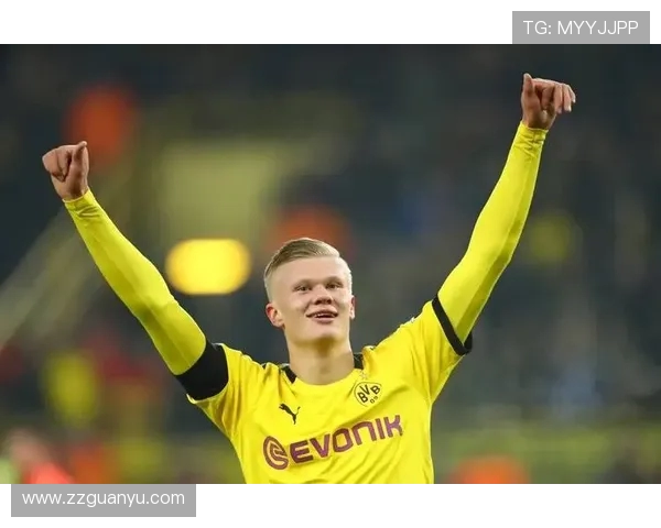 哈兰德晒圣诞甜蜜照与女友同庆 假期温馨与球场激情并行